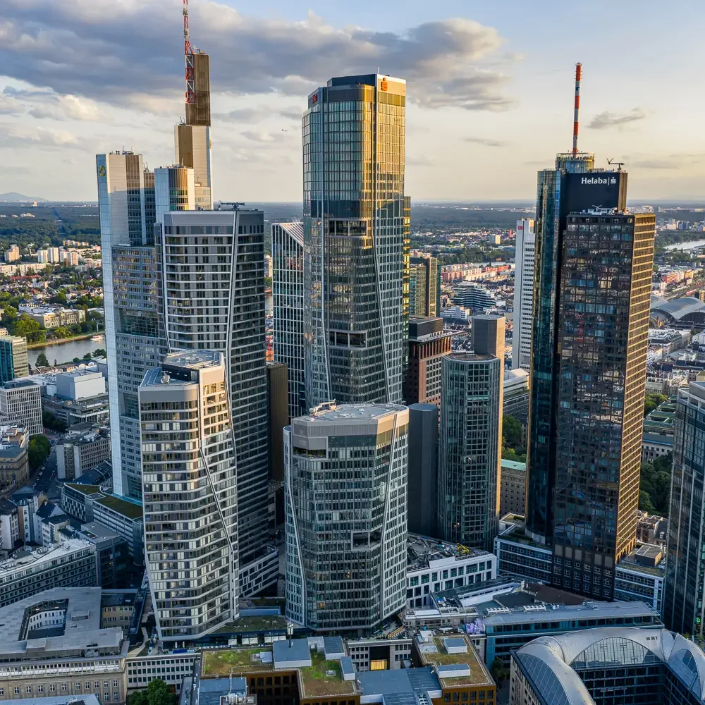 Frankfurt CBD mit Four Frankfurt Maintower Commerzbank Japan Tower Taunusturm