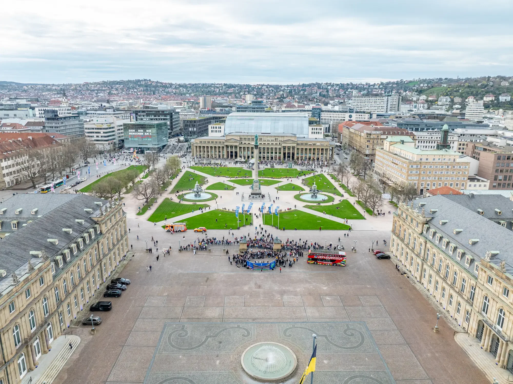 Schlossplatz Stuttgart mit Uefa und Neues Schloss Stuttgart
