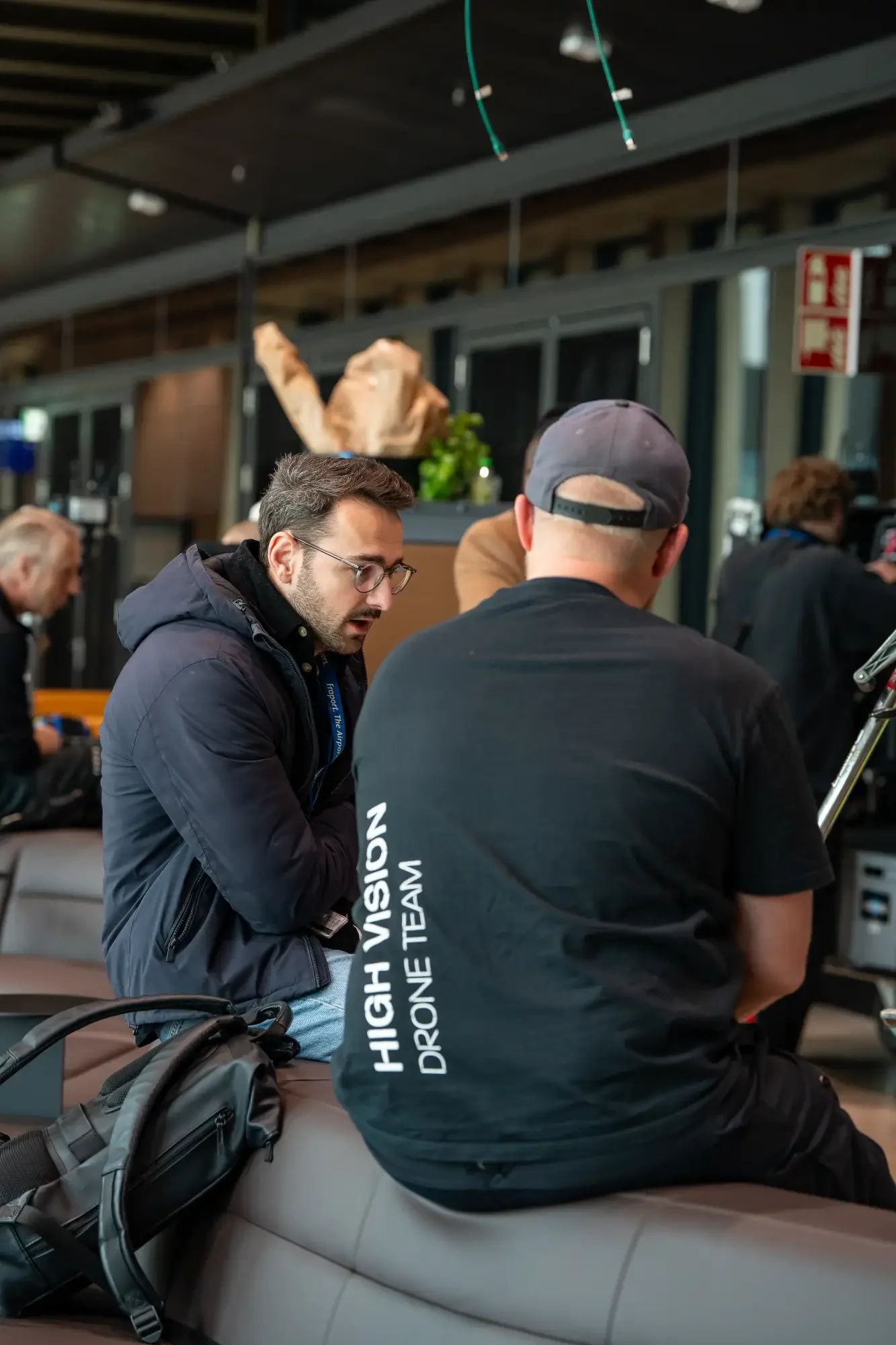 Behind the Scenes am Terminal 3 Besprechung