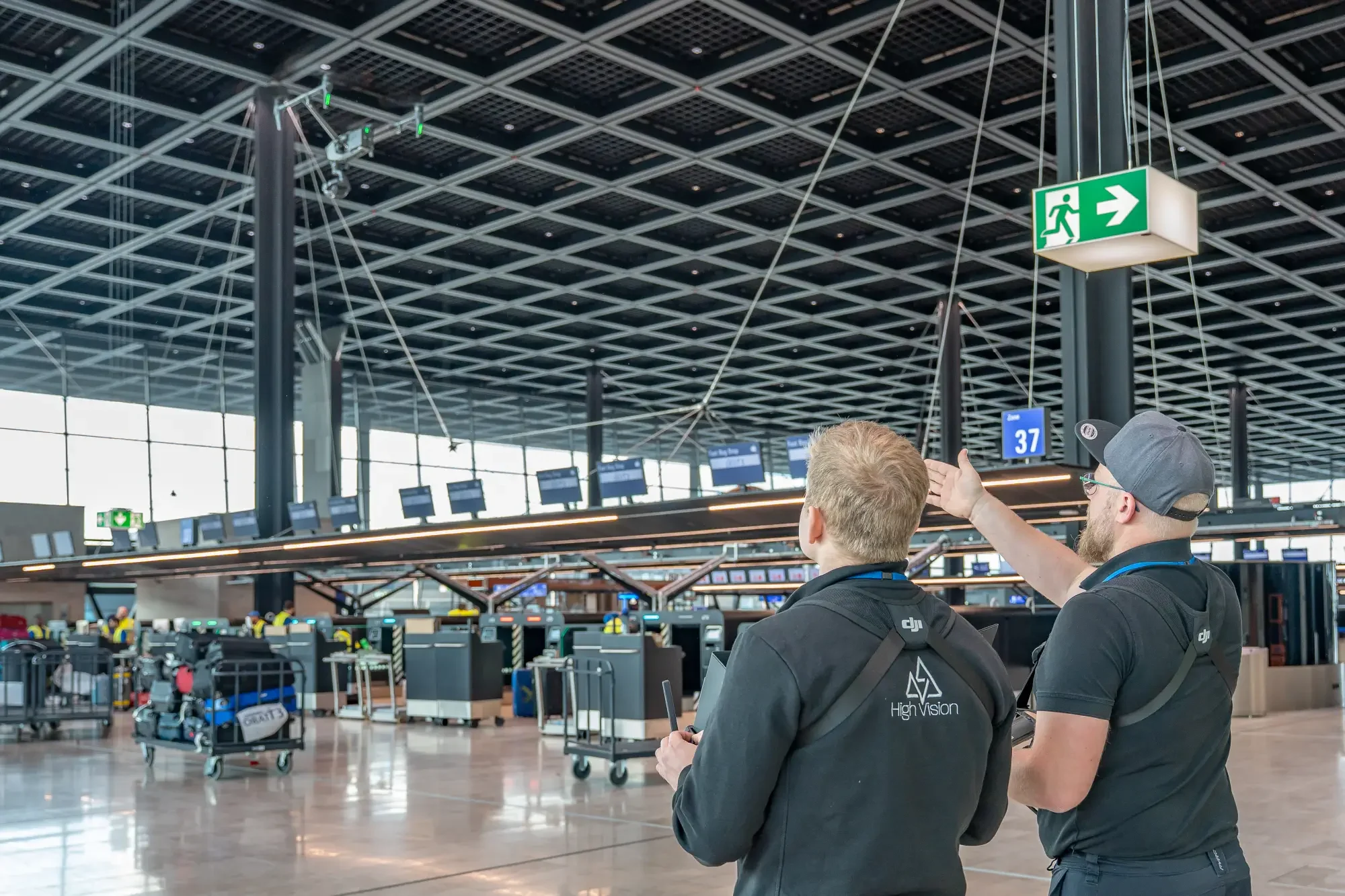 Behind the Scenes am Terminal 3 Besprechung
