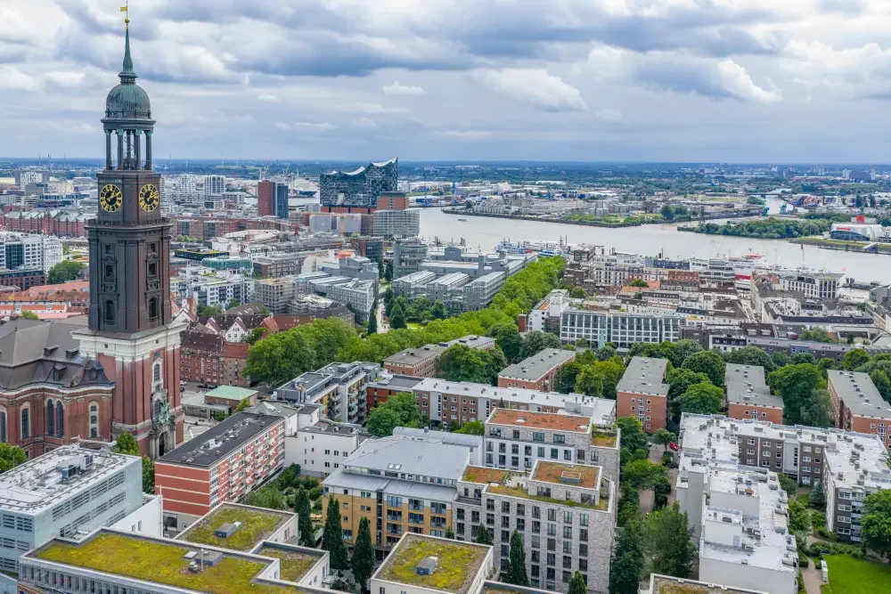 Hamburger Michel mit Elbphilharmonie und Elbe im Hintergrund