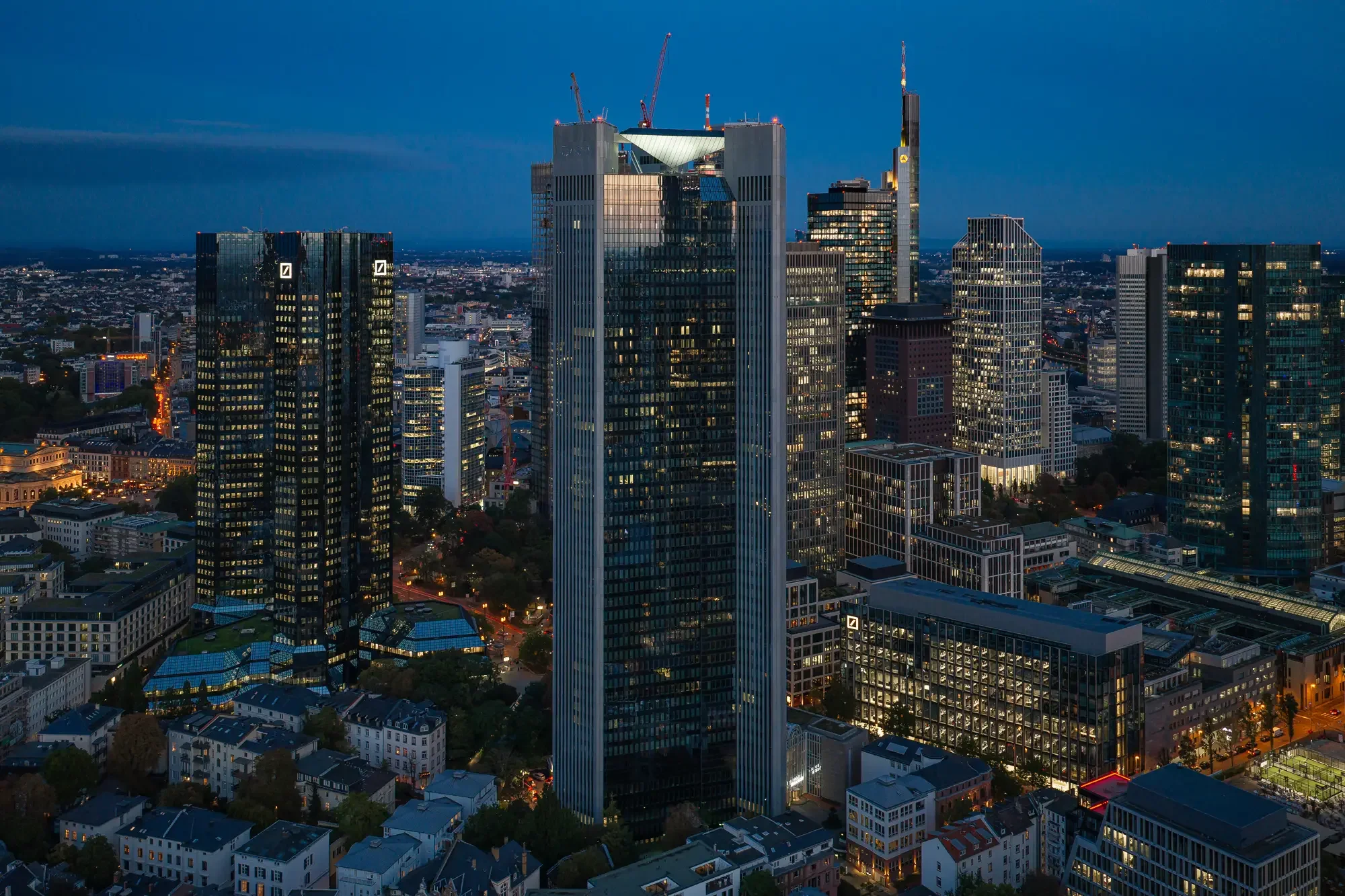 Trianon Frankfurt mit Blick auf Skyline bei Nacht