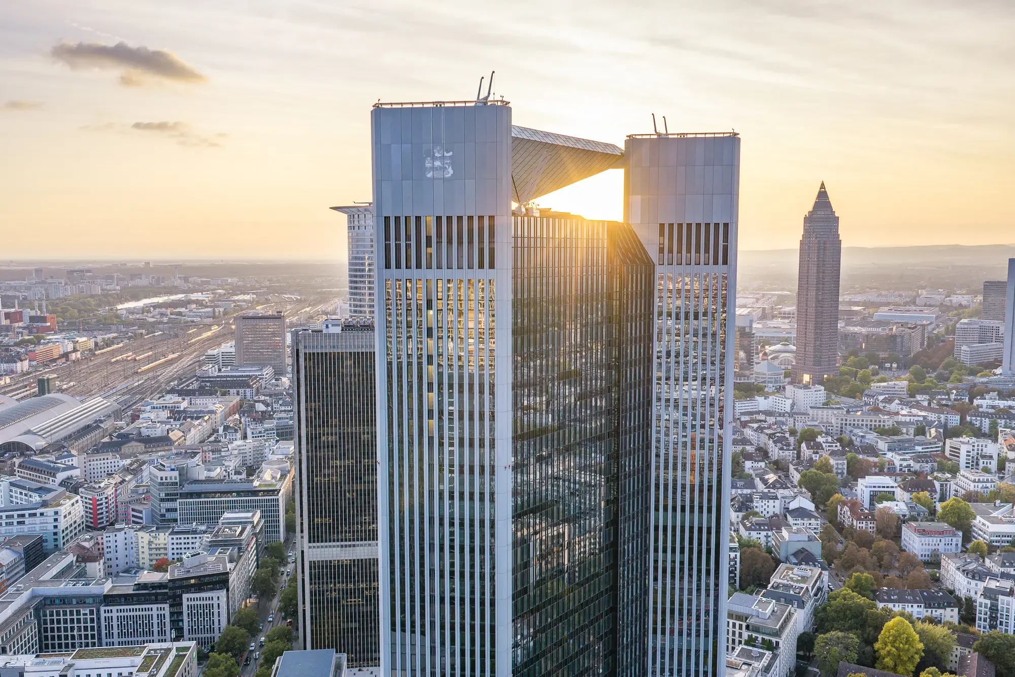 Trianon Frankfurt bei Sonnenuntergang mit Blick auf Messeturm