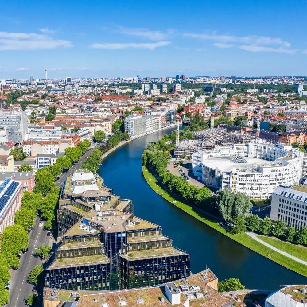 Spree mit Kaiserin-Augusta-Allee und Technischer Universität Berlin