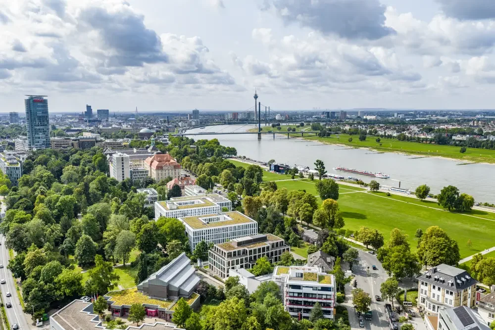 Luftbild Rheinpromenade Düsseldorf mit Rhein und Schiff und Skyline im Hintergrund