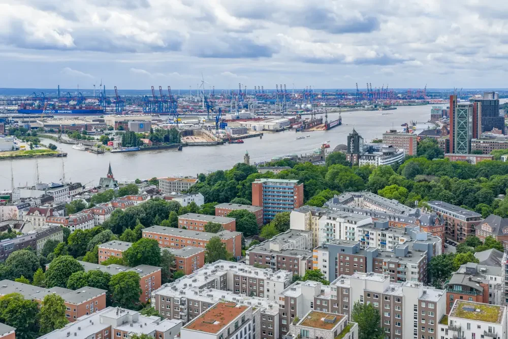 Luftbild Hamburger Hafen mit Elbe und Docks und Hafenkränen