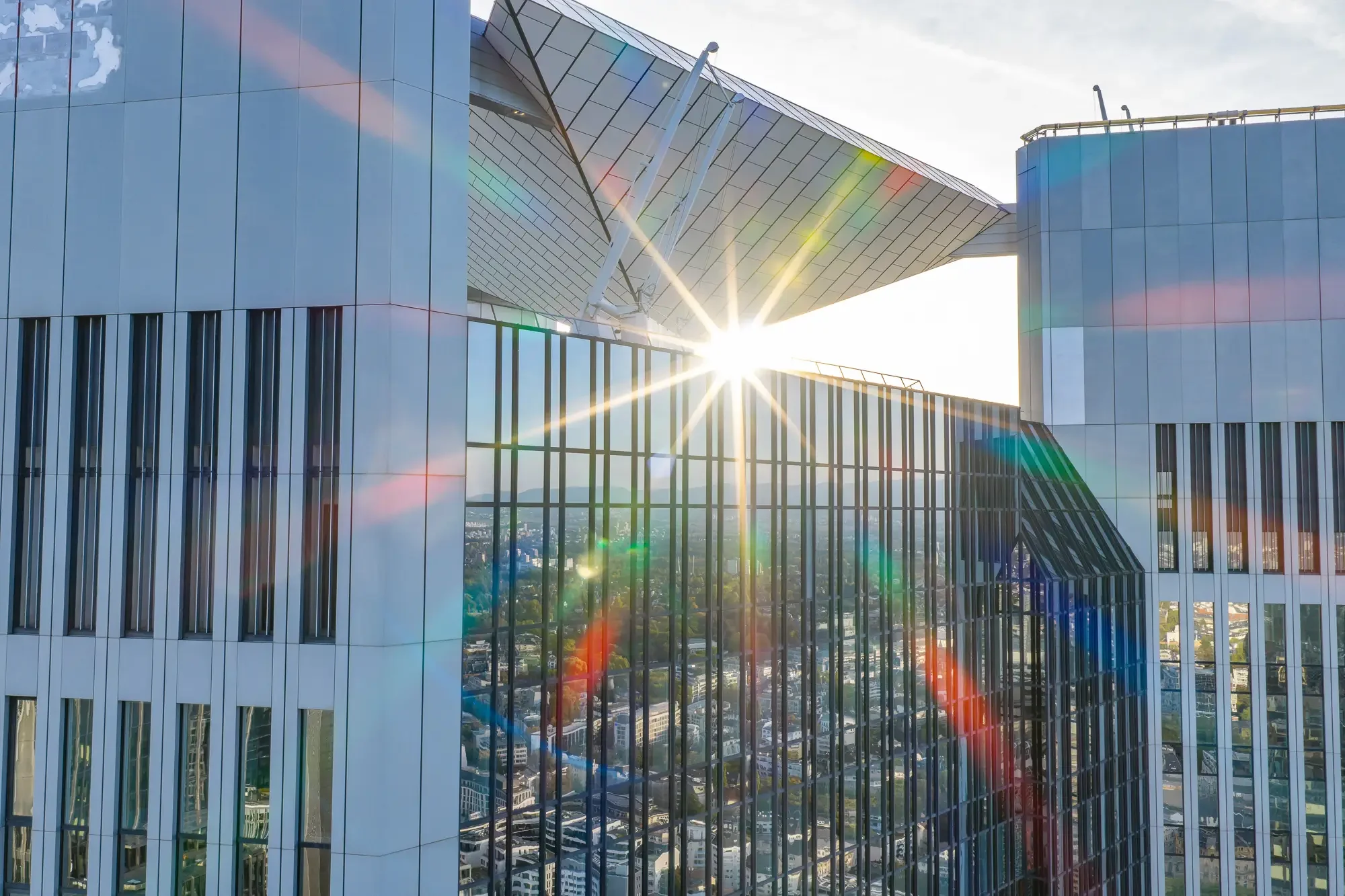 Trianon Frankfurt mit Sonnenstern durch die umgekehrte Pyramide