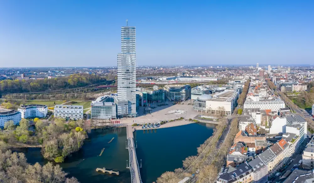 Luftbild Mediapark Köln mit Kölnturm und MediaPark-See