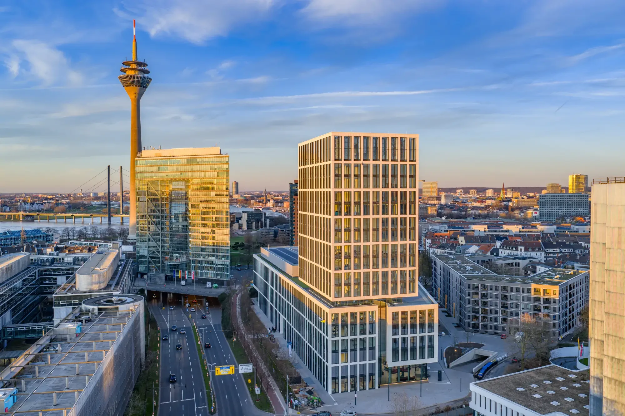 PANDION OFFICEHOME RISE Düsseldorf Golden Hour