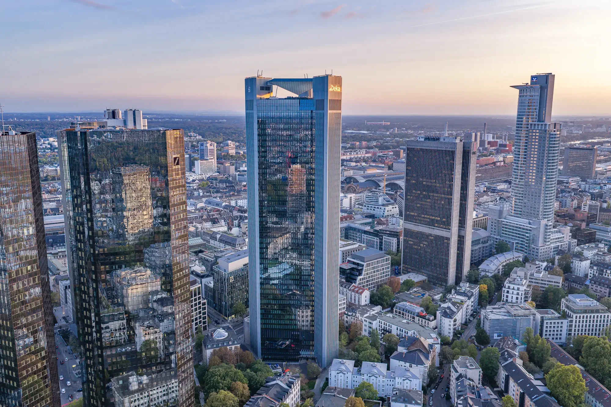 Trianon Frankfurt bei Sonnenuntergang mit Hauptbahnhof im Hintergrund