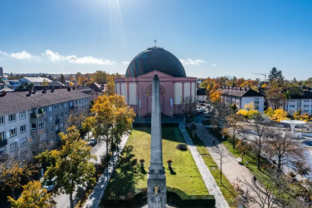 Luftbild Ludwigskirche Kuppelkirche mit Obelisk