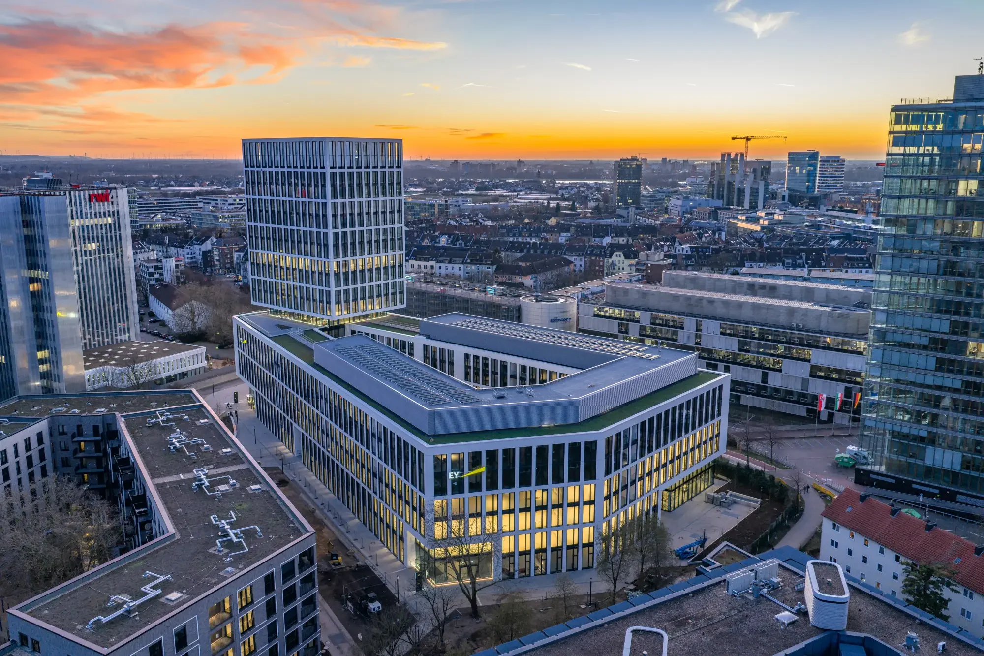 PANDION OFFICEHOME RISE Düsseldorf Drohnenaufnahme bei Sonnenuntergang