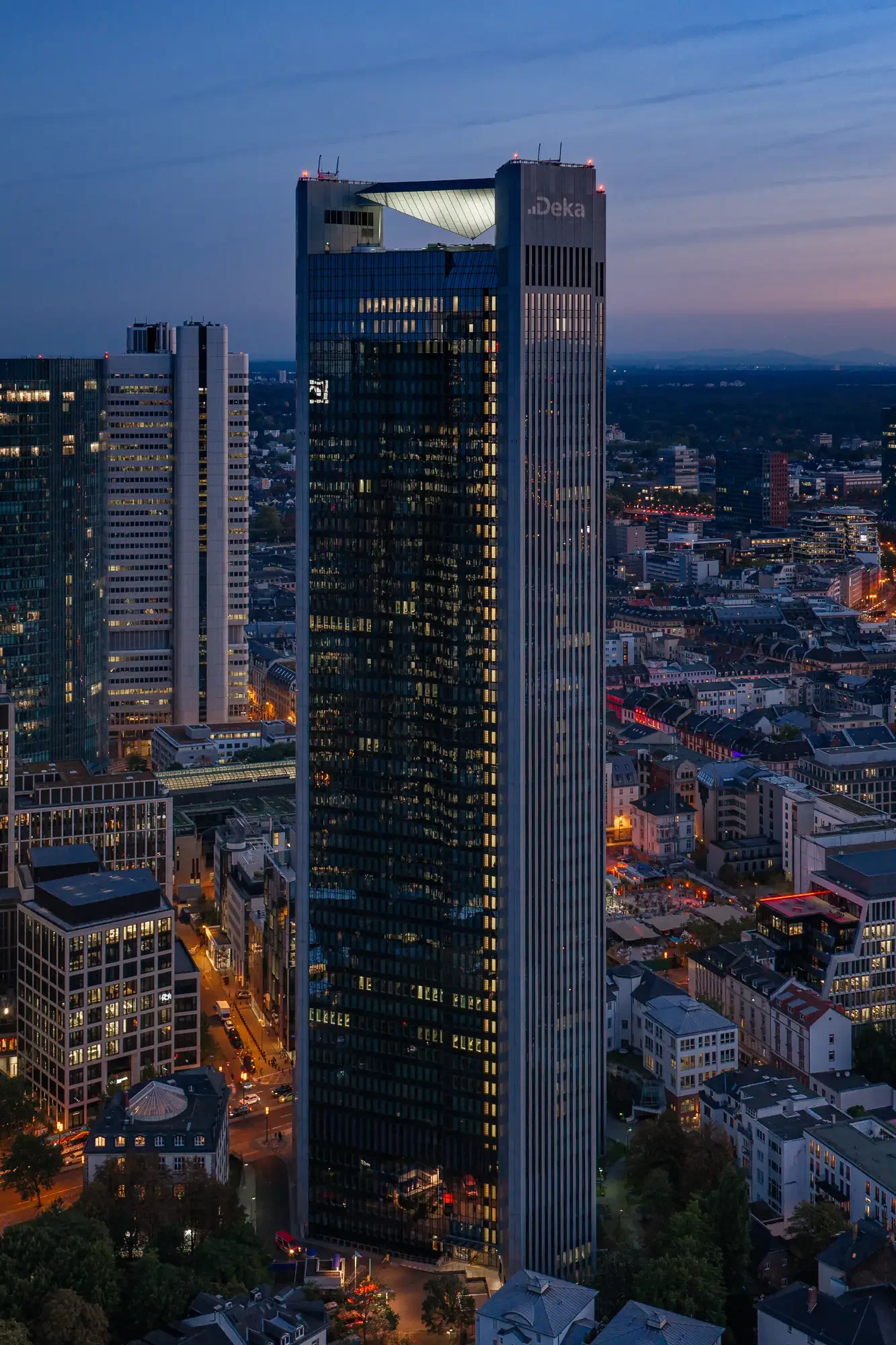 Trianon Frankfurt bei blauer Stunde