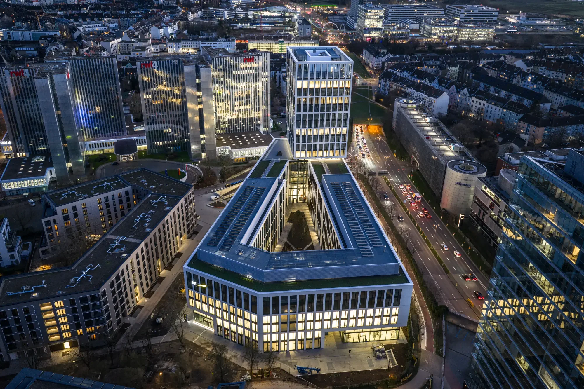 PANDION OFFICEHOME RISE Düsseldorf Blue Hour mit Drohne