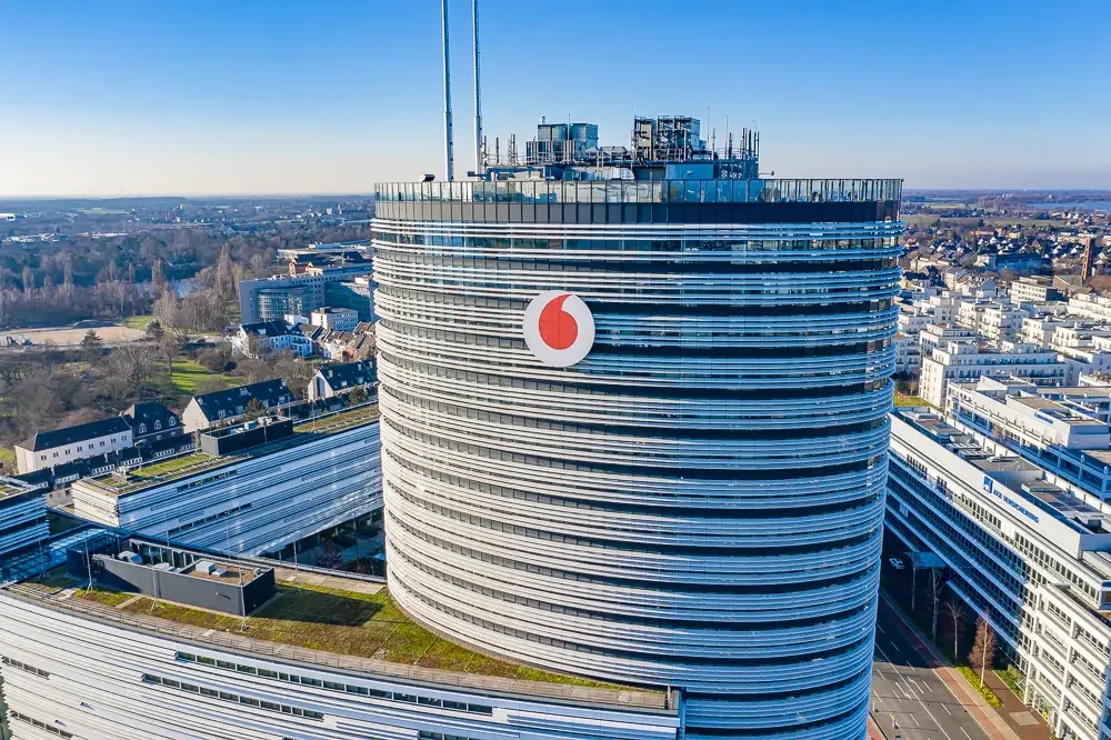 Vodafone Hauptsitz Deutschland in Düsseldorf - Closeup aufs Logo