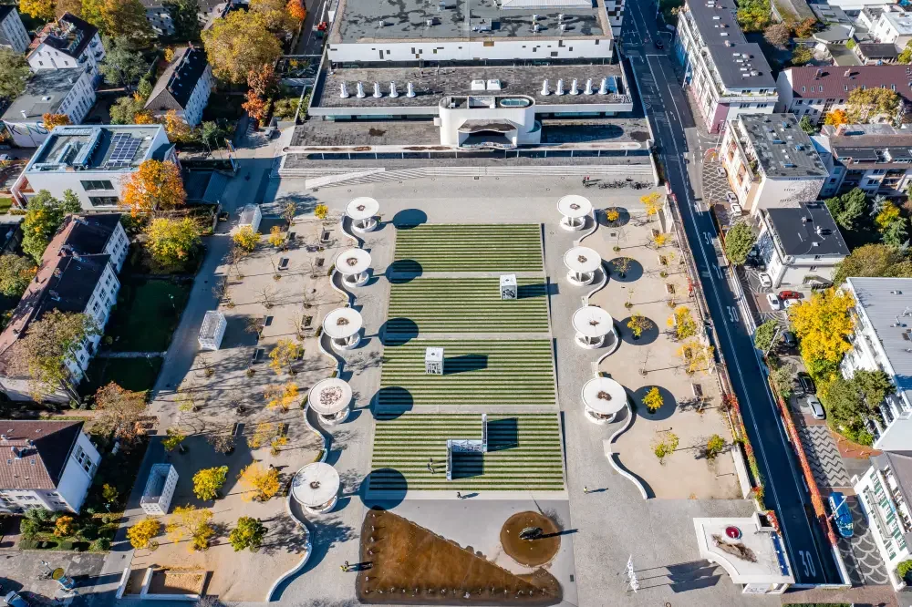 FPV Dive Georg-Büchner-Platz mit Staatstheater Darmstadt