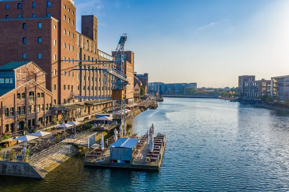 Marina Duisburg Innenhafen mit Kaffees und Rhein