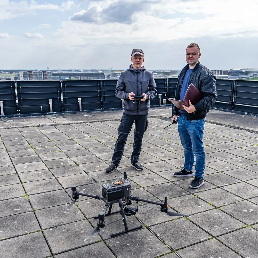 Inspektionsdrohne mit ADS-B mode-s Transmitter für Flug direkt am Flughafen und Flugfunker