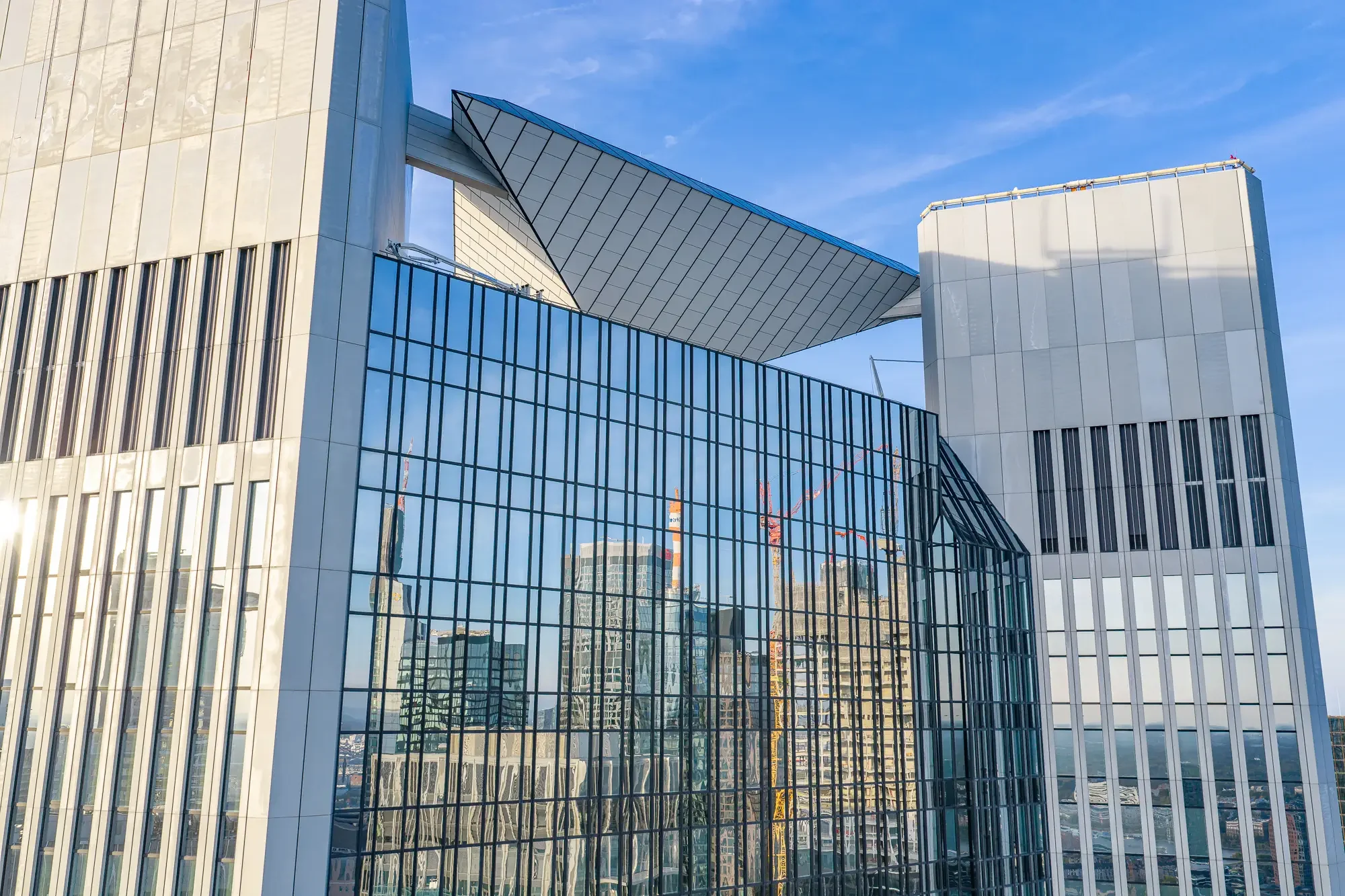 Trianon Frankfurt mit umgekehrter Pyramide und Reflektion der Skyline im Glas