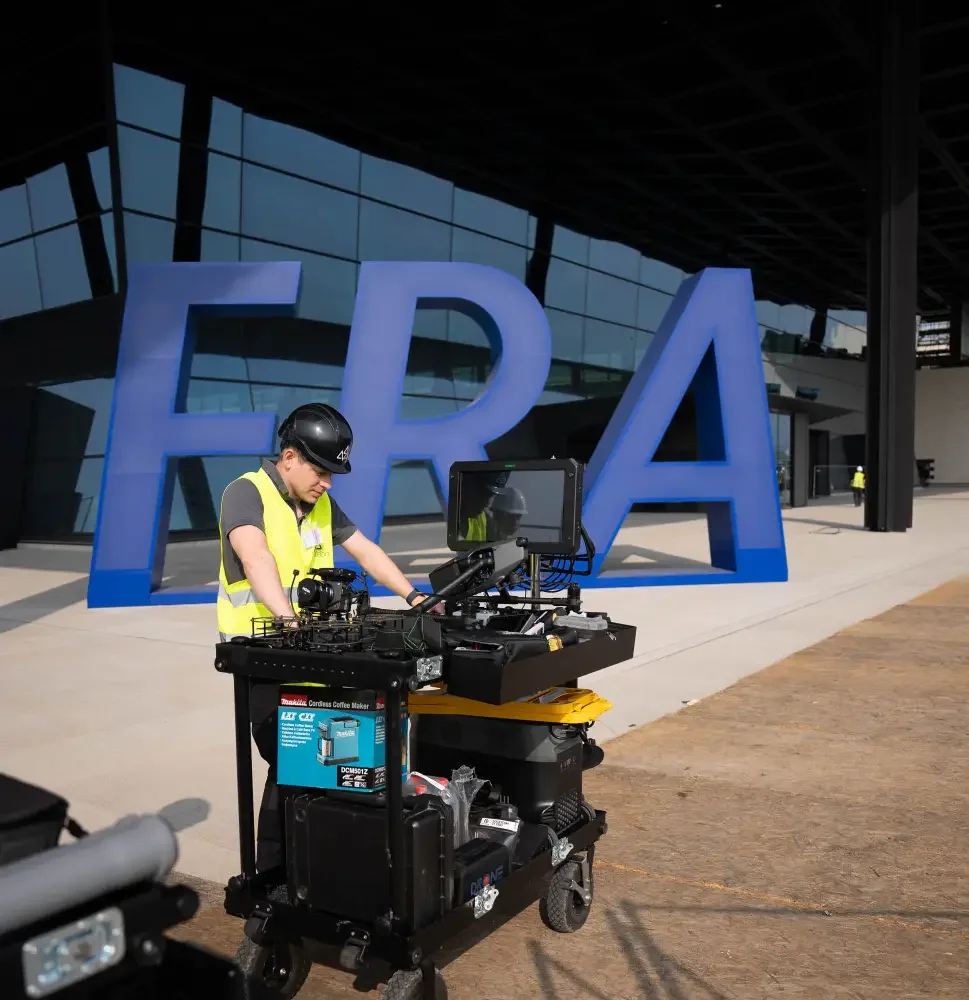 Terminal 3 Fraport Frankfurt Airport vor Dreharbeiten am Flughafen mit Magliner