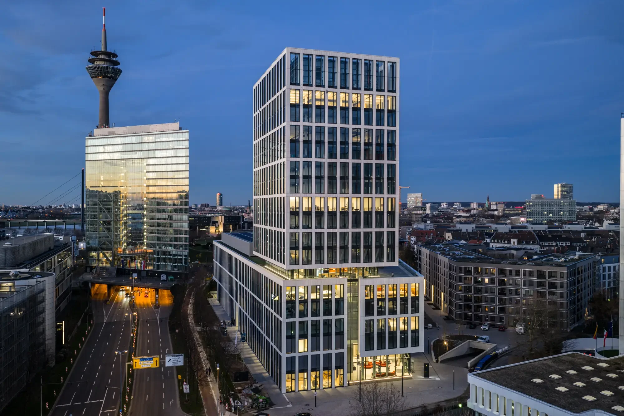 PANDION OFFICEHOME RISE Düsseldorf Blue Hour