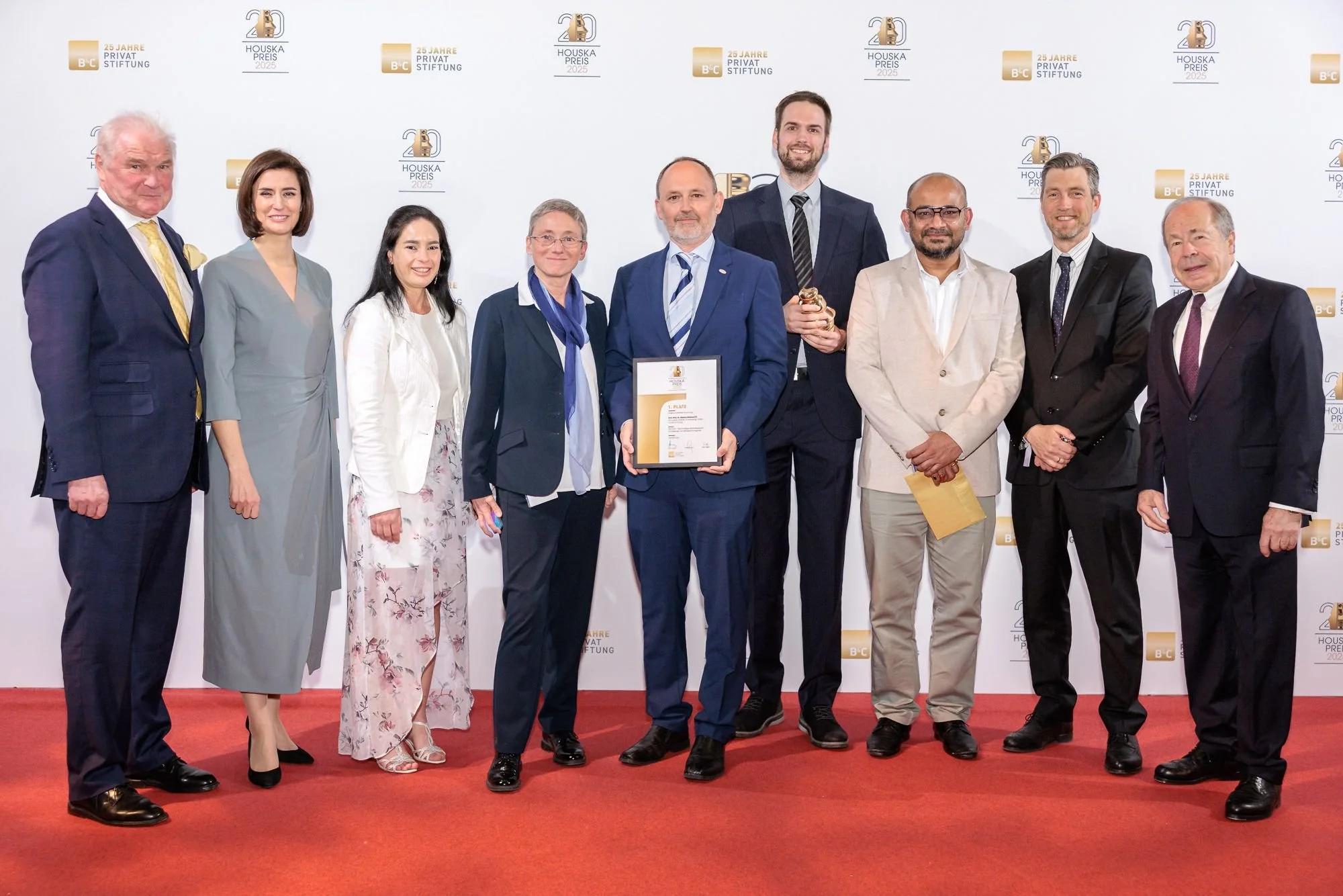 Nine people involved in the DC Megacharger project recieve the Houska prize.