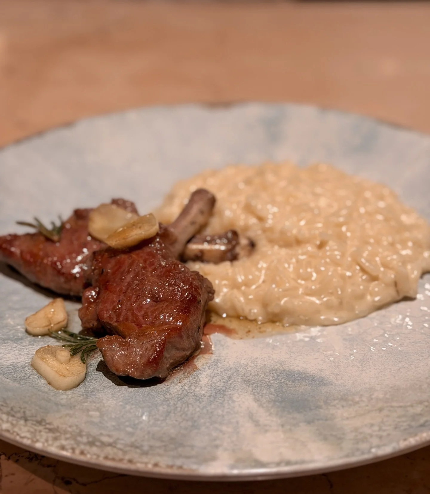 Gebratene Lammkoteletts mit Rosmarin und Knoblauch, serviert mit cremigem Parmesan-Risotto 🤤