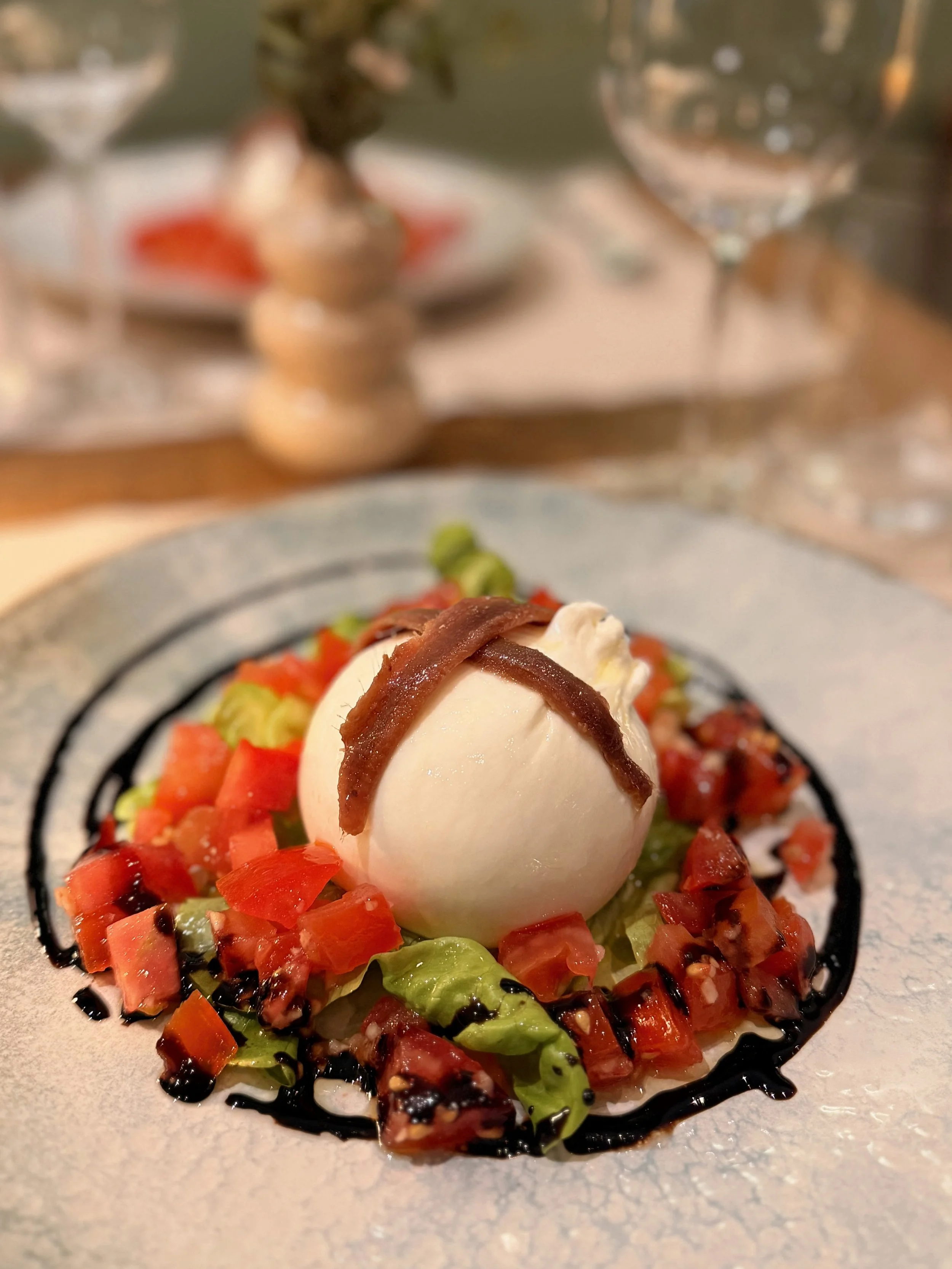 Cremige Burrata auf fein gew&uuml;rfelten marinierten Tomaten, verfeinert mit Sardellenfilets 😍