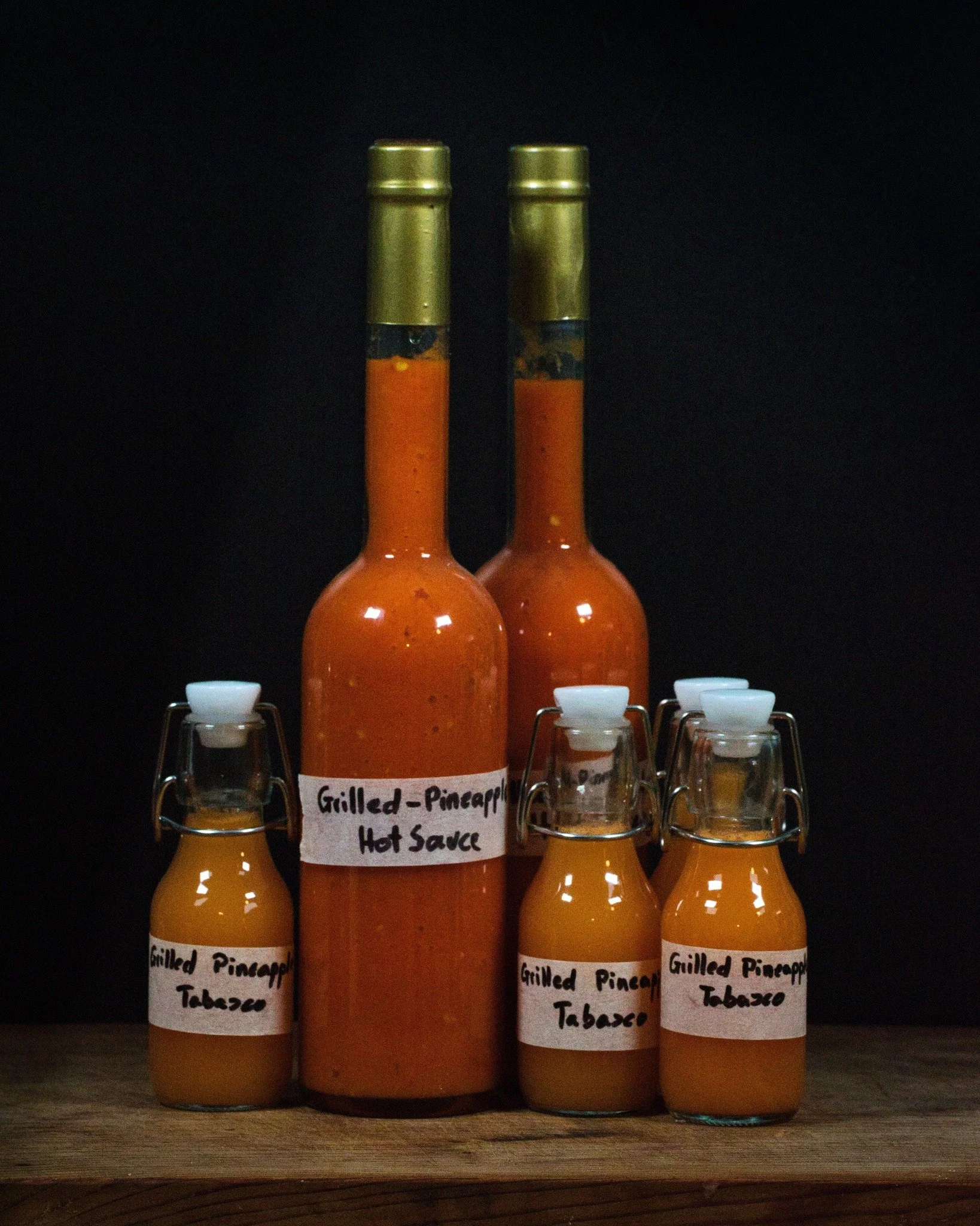 Was passiert, wenn S&uuml;&szlig;e auf Feuer trifft? 🍍🔥

Unser K&uuml;chenchef Nicolai probiert st&auml;ndig neue Geschm&auml;cker aus, stellt Gewohntes infrage und gibt Ideen Raum. So entstehen Kreationen wie seine Grilled-Pineapple Hot Sauce und 