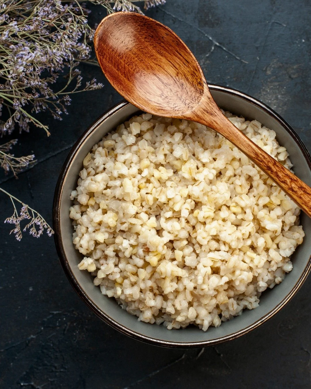 Manche Zutaten arbeiten im Verborgenen. So zum Beispiel auch Koji, ein Edelschimmel, der Zeit braucht und Geduld verlangt. 🍽⏳

Durch Fermentation entstehen Tiefe, W&auml;rme und jene feine Umami-Note, die Gerichte l&auml;nger nachklingen l&auml;sst.
