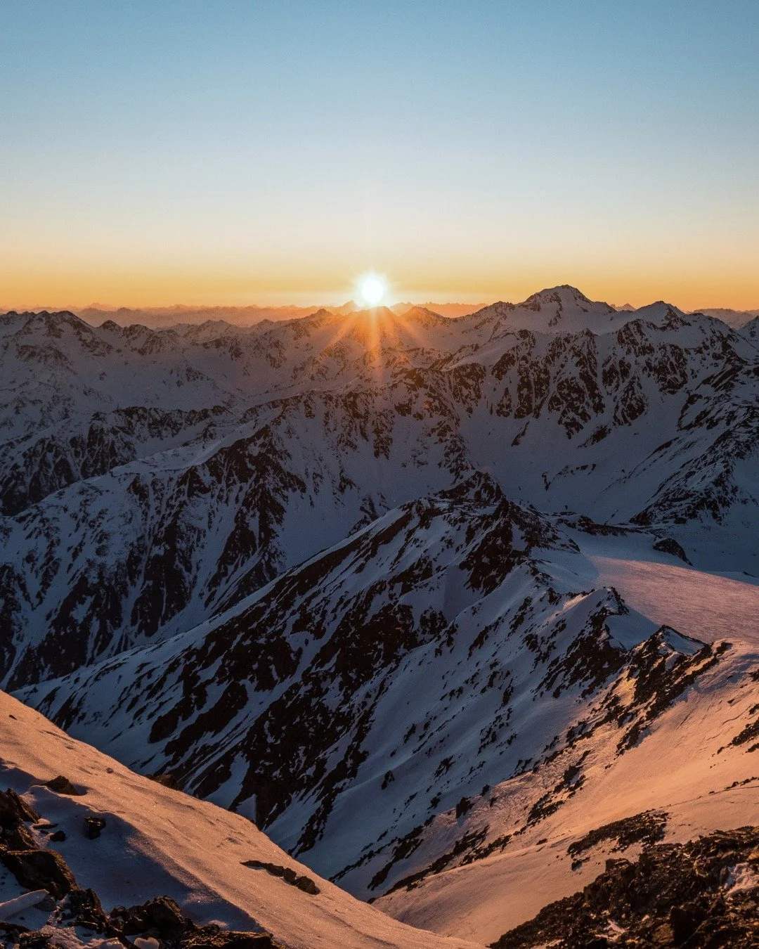 Anfang Februar ver&auml;ndert sich etwas. Die Lichtmess markiert im alten keltischen Jahreskreis den Moment der Reinigung und des Erwachens. 🌄🕯

Die Tage werden l&auml;nger, erste Lebenszeichen regen sich und das Licht tastet sich zur&uuml;ck in di