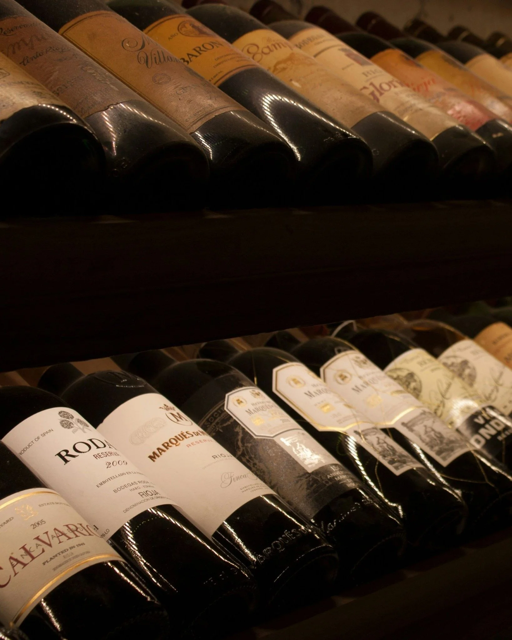 Bevor eines Tages der erste Gang den Tisch erreicht, soll sich ein anderes Tor &ouml;ffnen. 🍷

Weine aus alten Reben, gereift mit Zeit und Geduld, erz&auml;hlen Geschichten von B&ouml;den, Jahren und H&auml;nden, die sie begleitet haben.

Im SALIG w