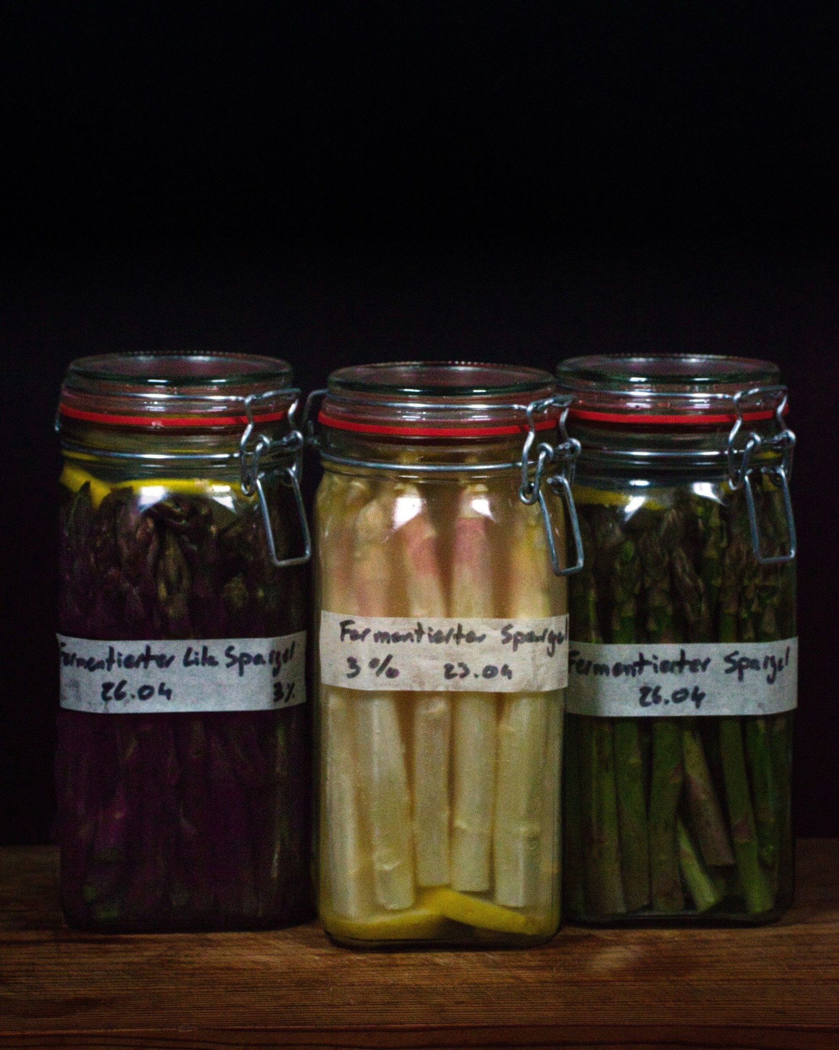 Spargel kann mehr, als man denkt. 🌿

Ein Teil der Saison wird direkt verarbeitet, ein anderer weitergedacht. Durch Fermentation entsteht eine feine S&auml;ure. Der Spargel bleibt in seiner Struktur, ver&auml;ndert aber seinen Geschmack.

Eine Techni