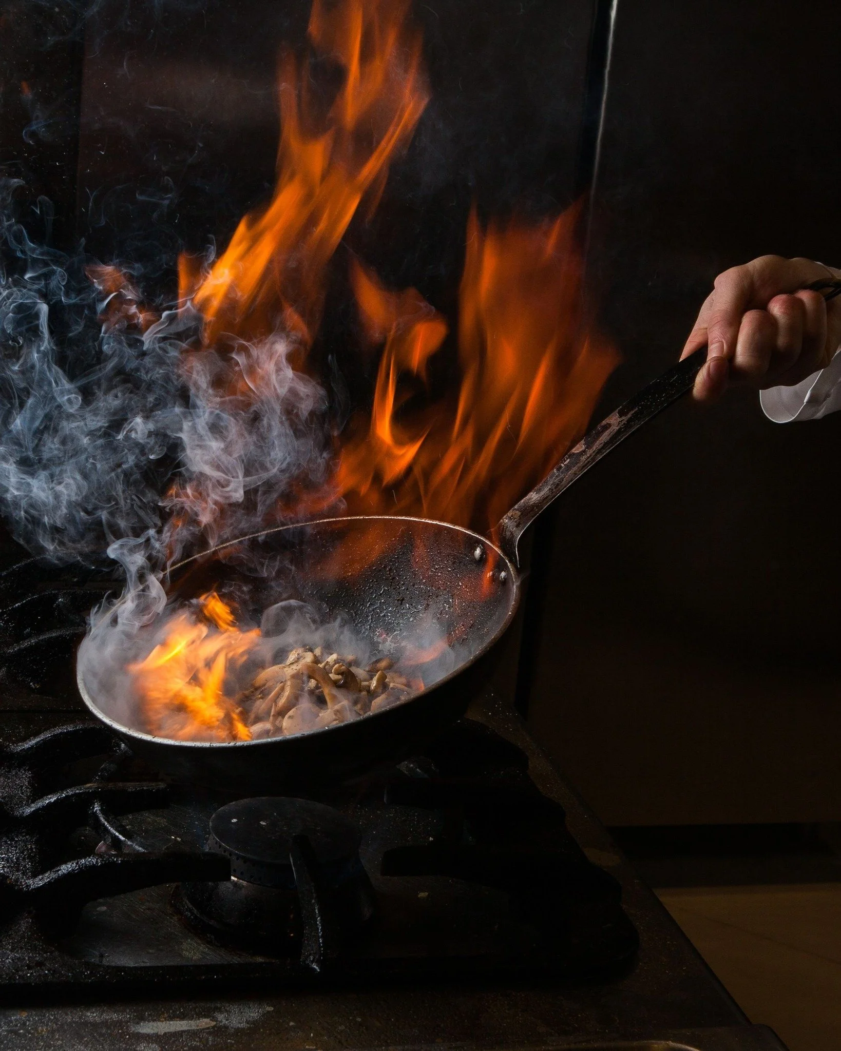 Feuer verzeiht keine Unaufmerksamkeit. 🔥

Kein Moment am offenen Feuer ist wie der andere. Temperatur, Abstand, Zeit &mdash; alles entscheidet. Immer. Was dabei entsteht, kann kein Herd ersetzen. Diese R&ouml;staromen. Dieser Rauch. Diese Tiefe.

Wi
