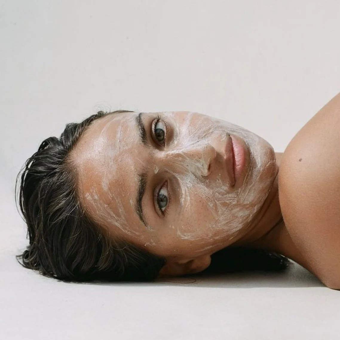 🌞 Soleil, chaleur, mer… L’été laisse souvent des traces invisibles mais bien réelles : taches, teint terne, pores obstrués, déshydratation.
Pour préparer votre peau sur les mois à venir,