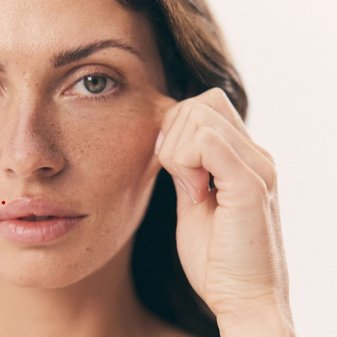 🤍 Votre visage reflète ce qui se passe à l’intérieur : stress, fatigue, alimentation, habitudes de vie… Tous ces facteurs peuvent accélérer le vieillissement de la peau, entraînant rides, rel&aci