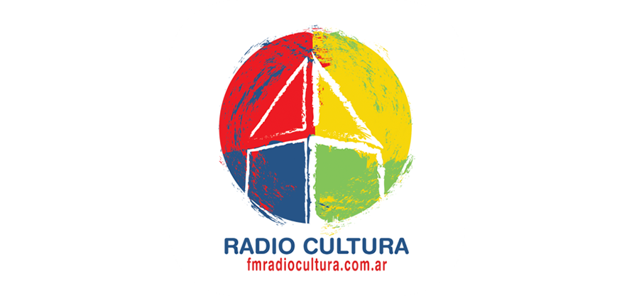 Logotipo de Radio Cultura con un círculo dividido en cuatro secciones de colores rojo, amarillo, azul y verde, con el nombre y sitio web debajo.