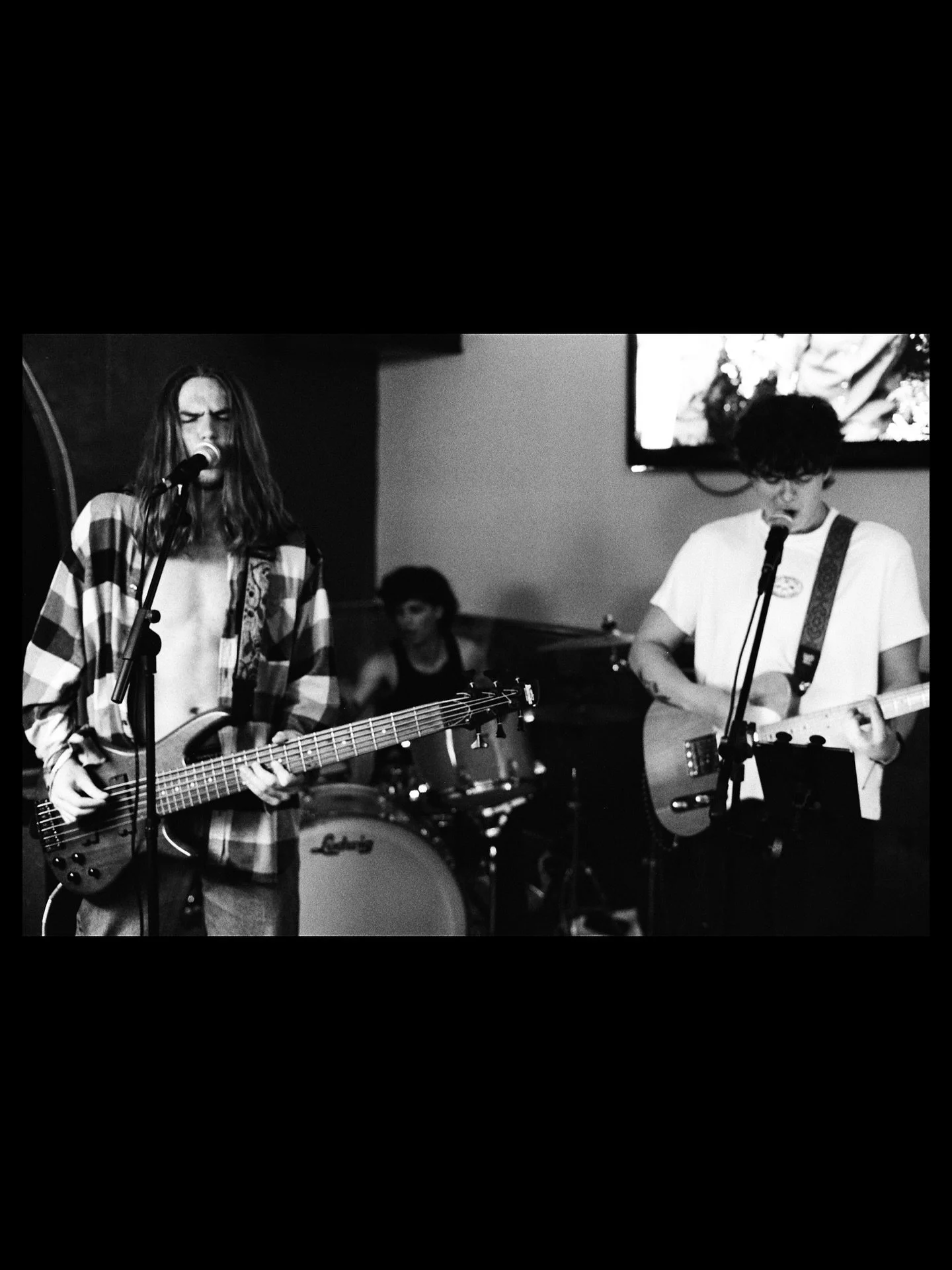 Heavy strings and fast sticks 

Minolta xd11 w/kentmere 400 +3

.
#minolta #kentmere400 #35mmfilm #35mm #band #bar #photo #picture #monochrome #blackandwhite #photography