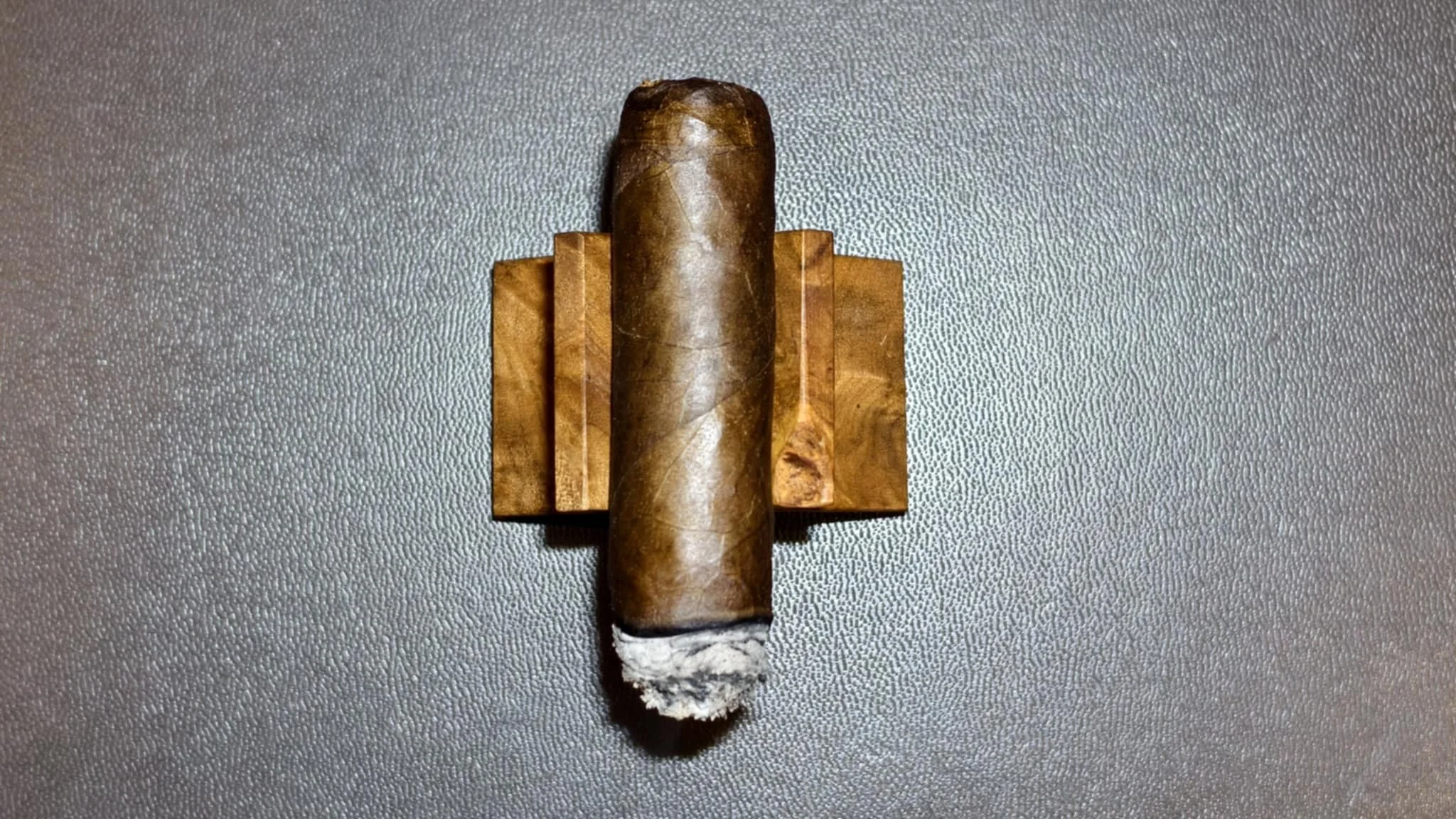 A Cigar’s Turning Point: Where Heat, Pressure, and Patience Collide