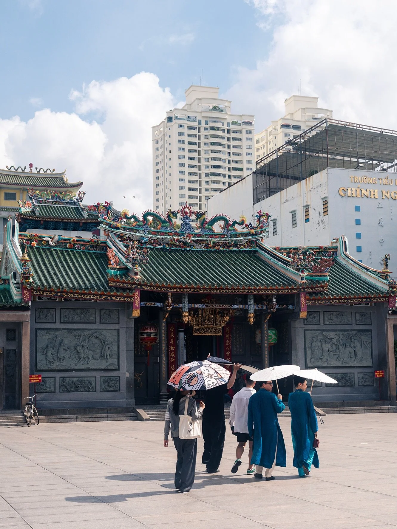 Ho Chi Minh City Highlights🇻🇳
まだまだ発展途中の街。でもその&ldquo;途中&rdquo;の感じこそが面白くて、未来へ向かうパワーを肌で感じられる場所でした。特に印象的だったのがチョロン（中華街）。
ベストコーヒーは @tonkinspecialtycoffee , ごはんは @okra.foodbar, ベジタリアン料理のĐu Đủ Xanhも👌
#ベトナム旅行 #ホーチミン　#hochimincity #viaggioinvietnam