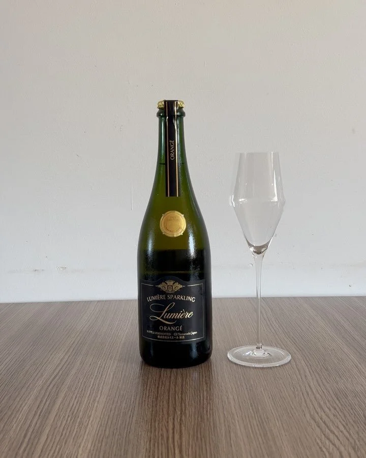 The Japanese wines I've selected have finally arrived in Italy, and I couldn't be more thrilled!! Celebrating Easter with Lumiere Sparkling Orange, a delightful sparkling Koshu perfect for the occasion. Cheers to new beginnings, and I hope Japanese w