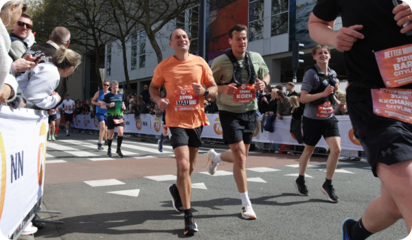 Marathon Rotterdam: wat 42 kilometer mij leerde over energie, samenwerken en blijven bewegen