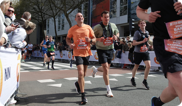 Marathon Rotterdam: wat 42 kilometer mij leerde over energie, samenwerken en blijven bewegen