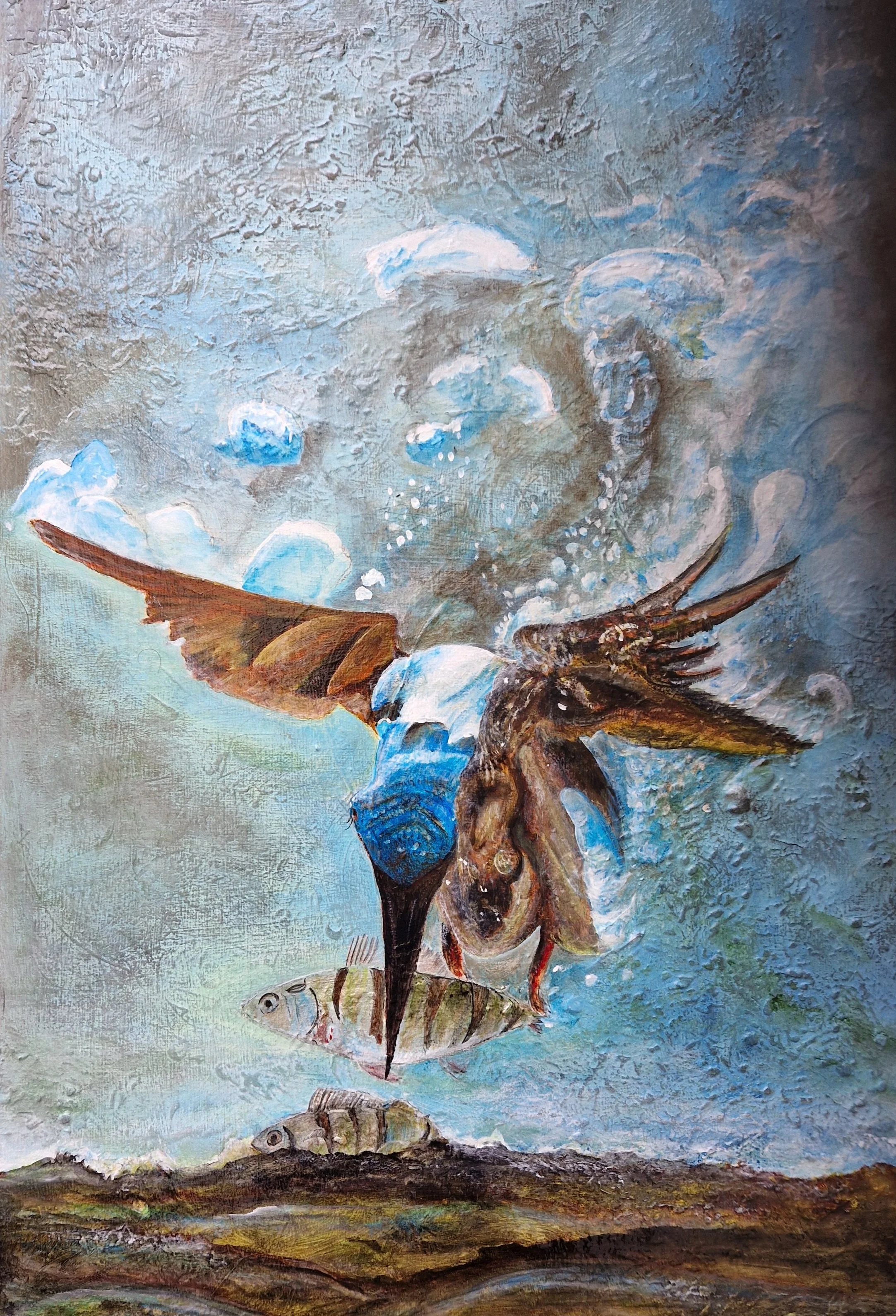 Een surrealistisch schilderij van een grote vogel, mogelijk een ijsvogel, die een vis vangt en neerstort op de aarde met een blauwe en witte achtergrond.
