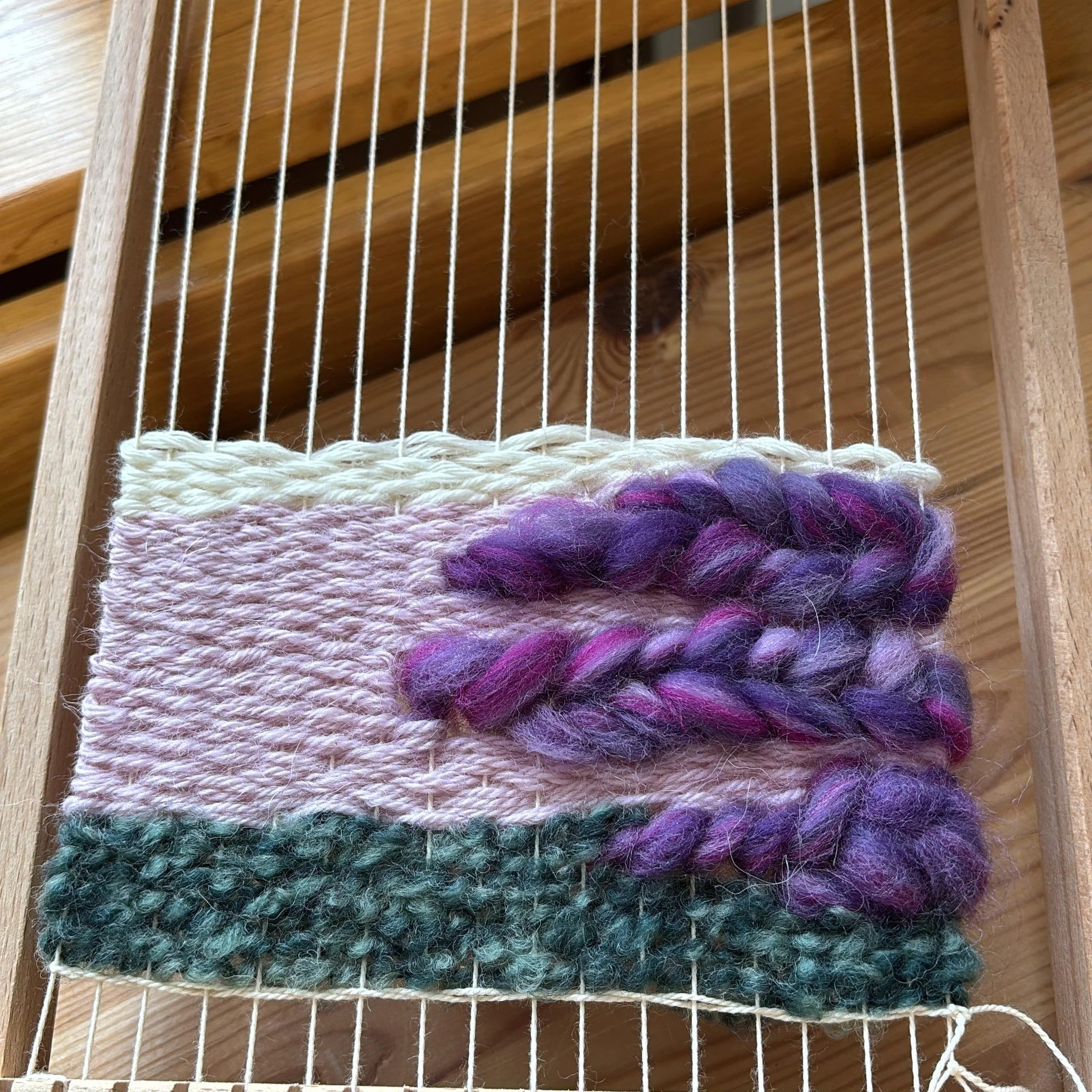 #tissage #tissagemain #tissageartisanal #initiationtissage #stage #atelier #cr&eacute;atif #ateliercreatif #plusduntourdanssonsac #objat #corr&egrave;ze #correze #correzetourisme #boutique #laine #boutiquelaine #commercedeproximite #commercelocal #an