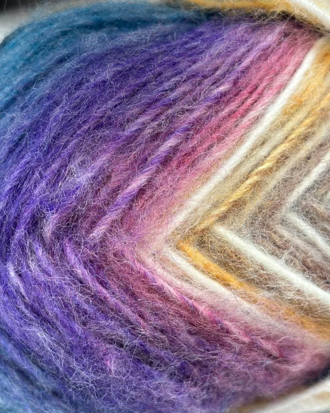 #pullfemme #pull #pulltricot&eacute; #pulltricot #pulltricot&eacute;main #adriafil #adriafil_filati_made_in_italy #rigadritto #pullprisma #plusduntourdanssonsac #boutique #laine #boutiquelaine #boutiquelainecorreze #objat #objatcorreze
Magnifique pul