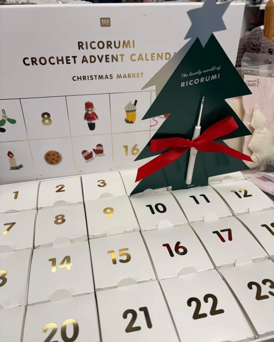 #calendrierdelavent #crochet #crochetaddict #crochetlove #ricodesign #cadeaucrocheteuse #plaisircrochet #en #attendant #No&euml;l #enattendantno&euml;l
Le calendrier de l&rsquo;avant des passionn&eacute;s de crocher &hearts;️ que du bonheur 🤗🤗🤗
En