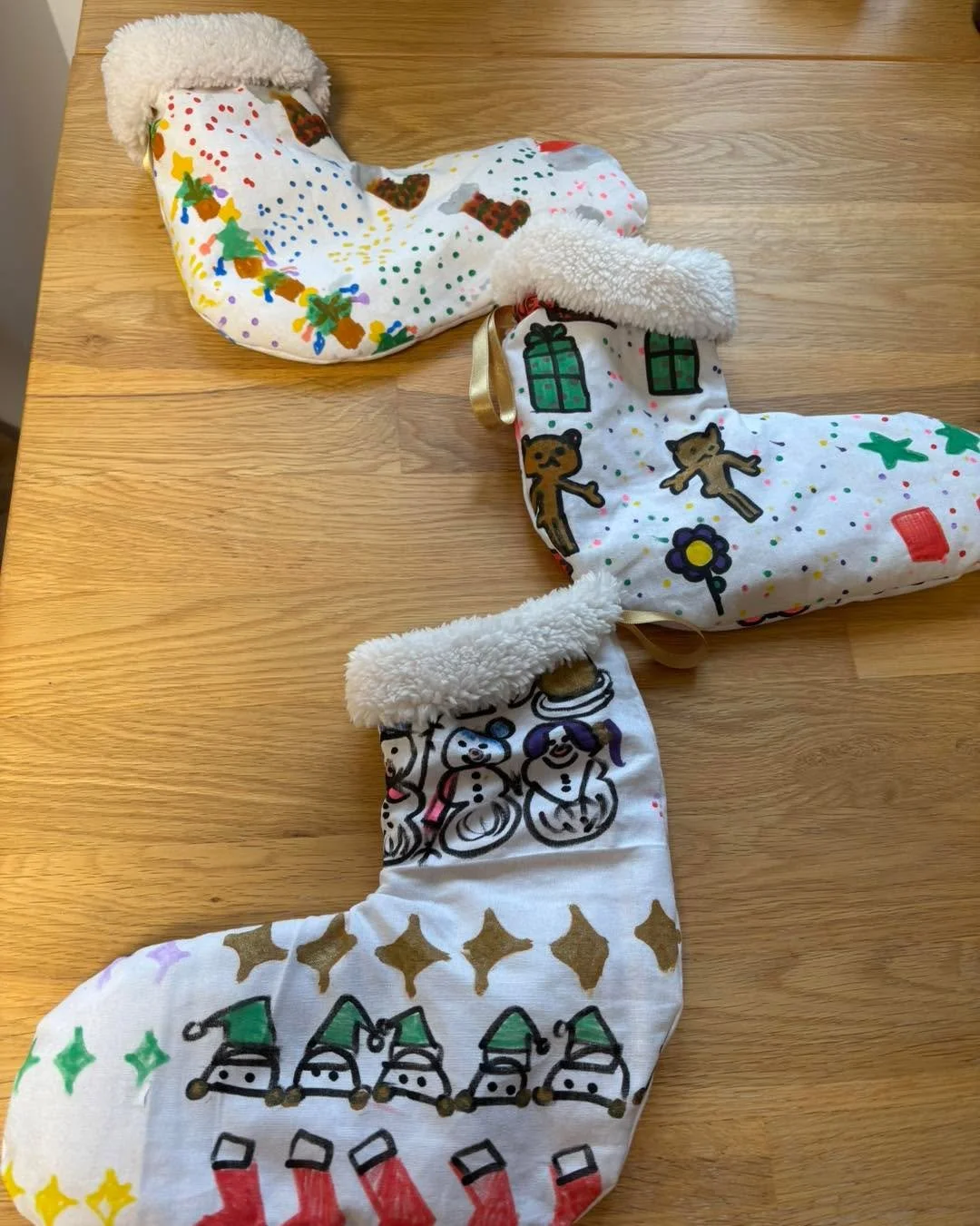 #ateliercr&eacute;atif #ateliercreatifenfant #atelier #mercredi #atelierdumercrediapresmidi #botte #de #No&euml;l #bottedenoelpersonnalis&eacute;e #feutretextile #ricodesign
En attendant No&euml;l 🎄 atelier cr&eacute;atif du mercredi, tissu designer