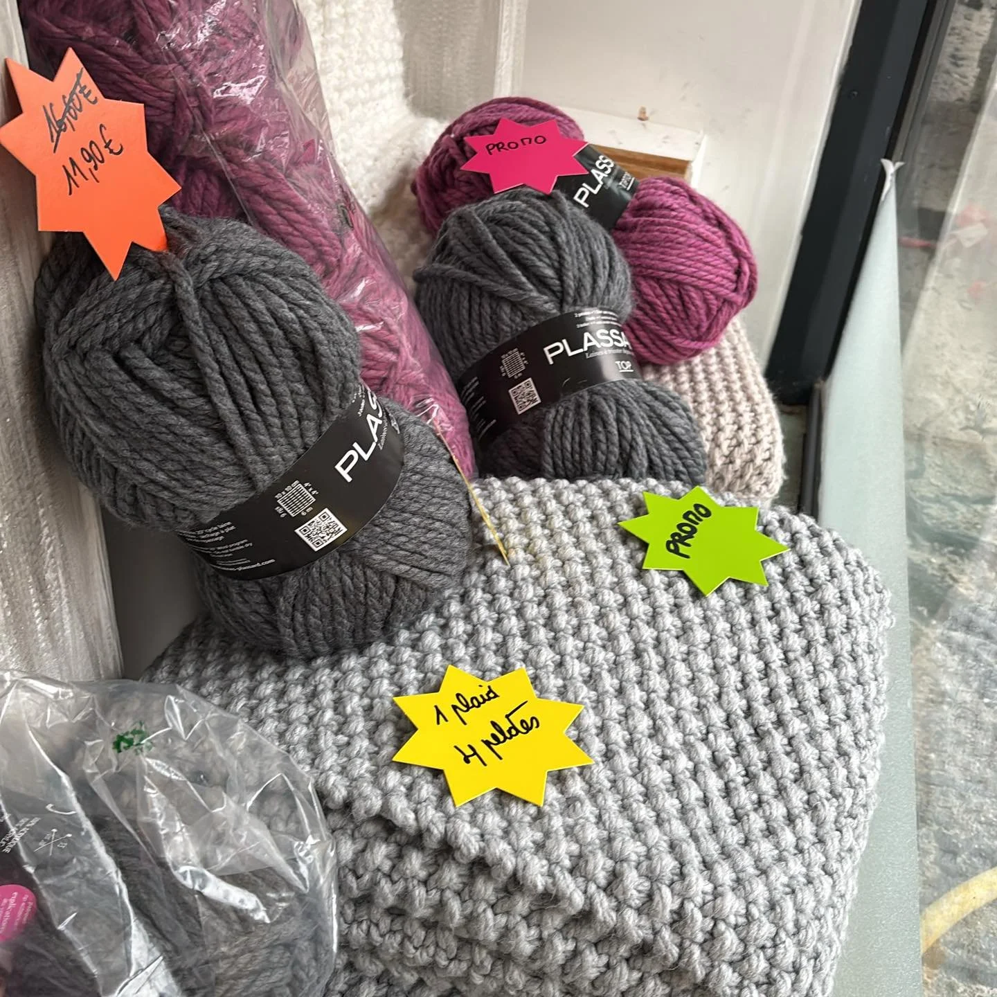 #soldes #fil #grosfil #fil&agrave;tricoter #fil&agrave;crocheter #plaidtricot&eacute; #promo #superpromo #d&eacute;stockage #nouvellecollection #ricodesign
Envie de tricoter un plaid en grosse laine &agrave; prix sold&eacute;, il faut faire vite 😃 c