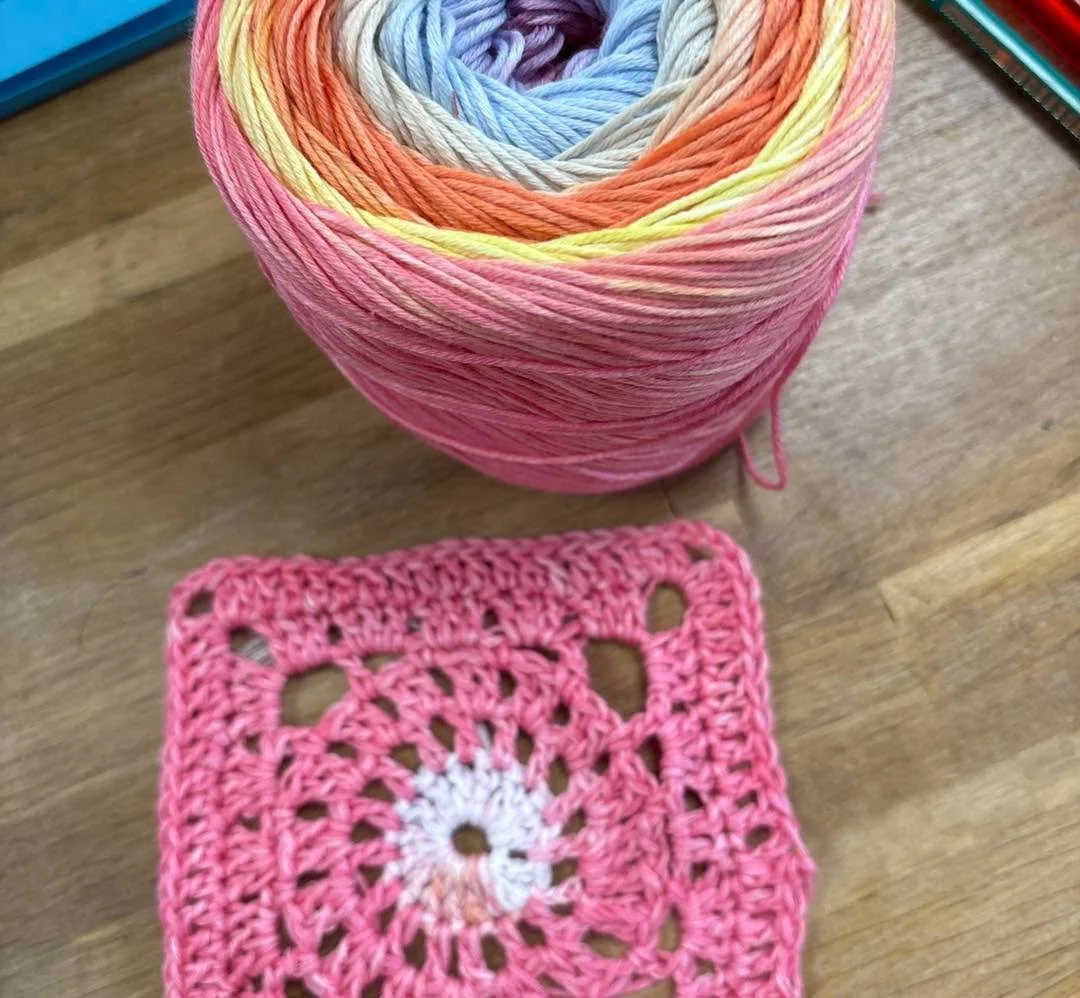 #plusduntourdanssonsac 
#sesia #iridesesia #granny #top #crochet #pelote150g #grannymulticolor #grannymulticosansnoeud
Le bonheur du crochet, bonheur des grannys multicolores sans noeud🤗🤗🌈🌈
Un top avec 2 pelotes 👍🤗
Id&eacute;e donn&eacute;e par